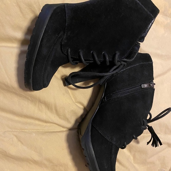 Anne Klein Black Suede Tassel Tie side zip Shoe Bootie stack Heels Size 7.5 8 - Picture 3 of 3